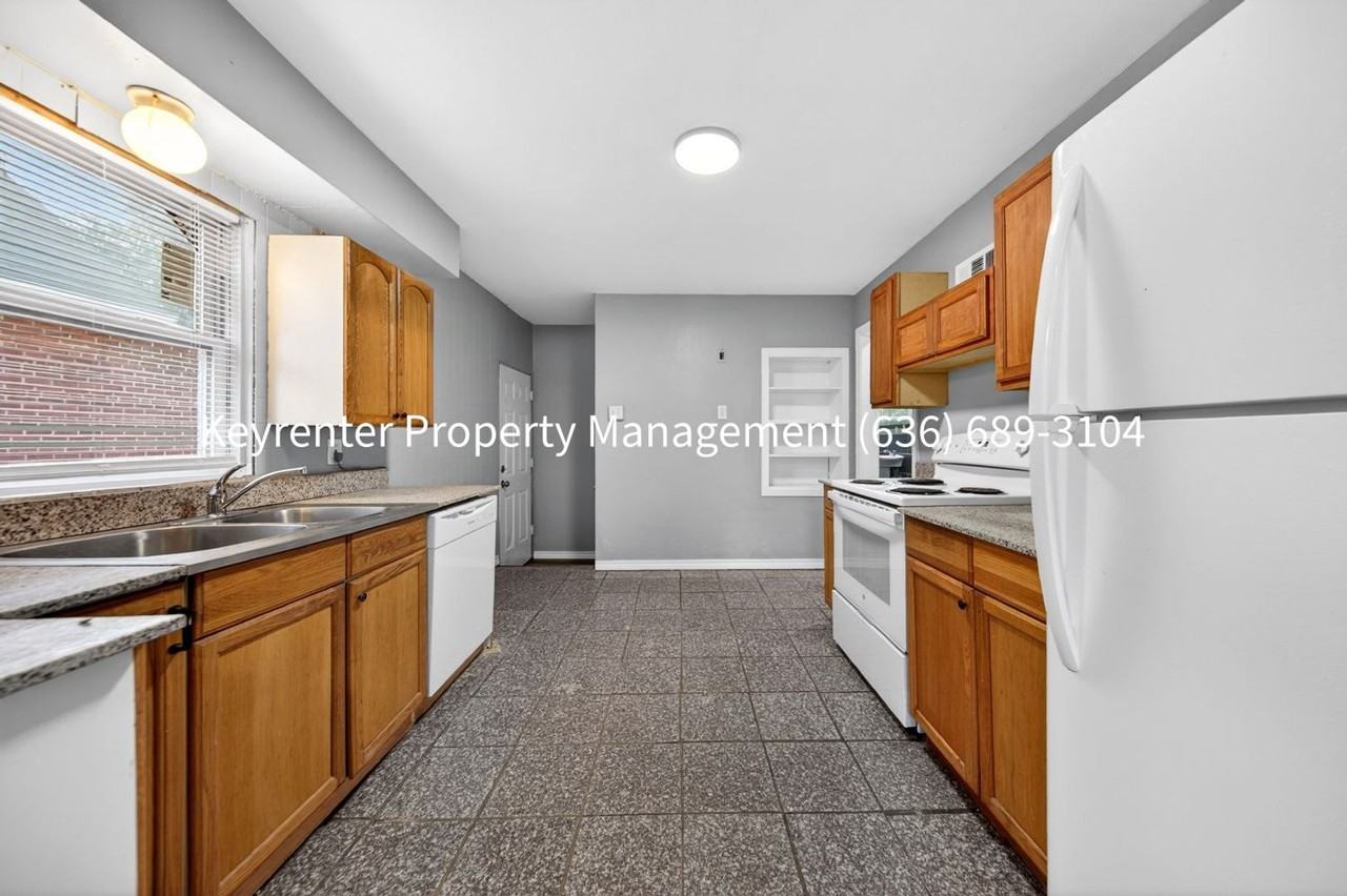 5936 Theodore Ave - Photo 4 of 33