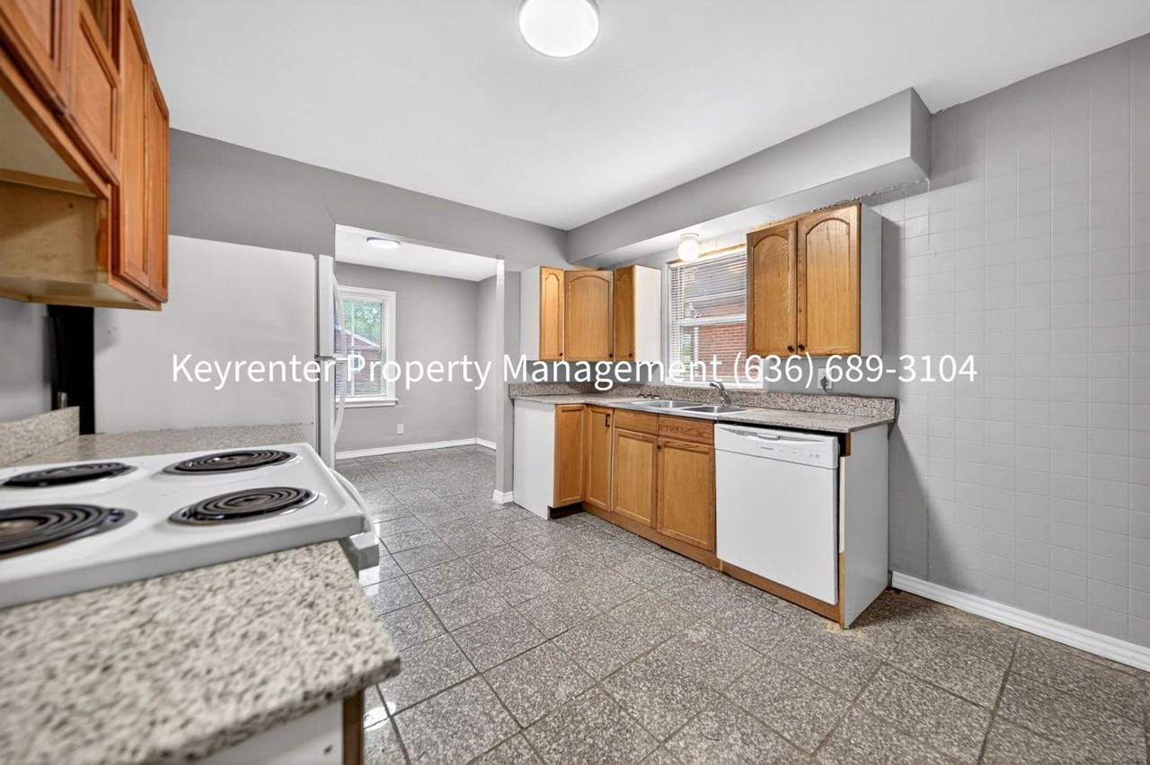 5936 Theodore Ave - Photo 5 of 33