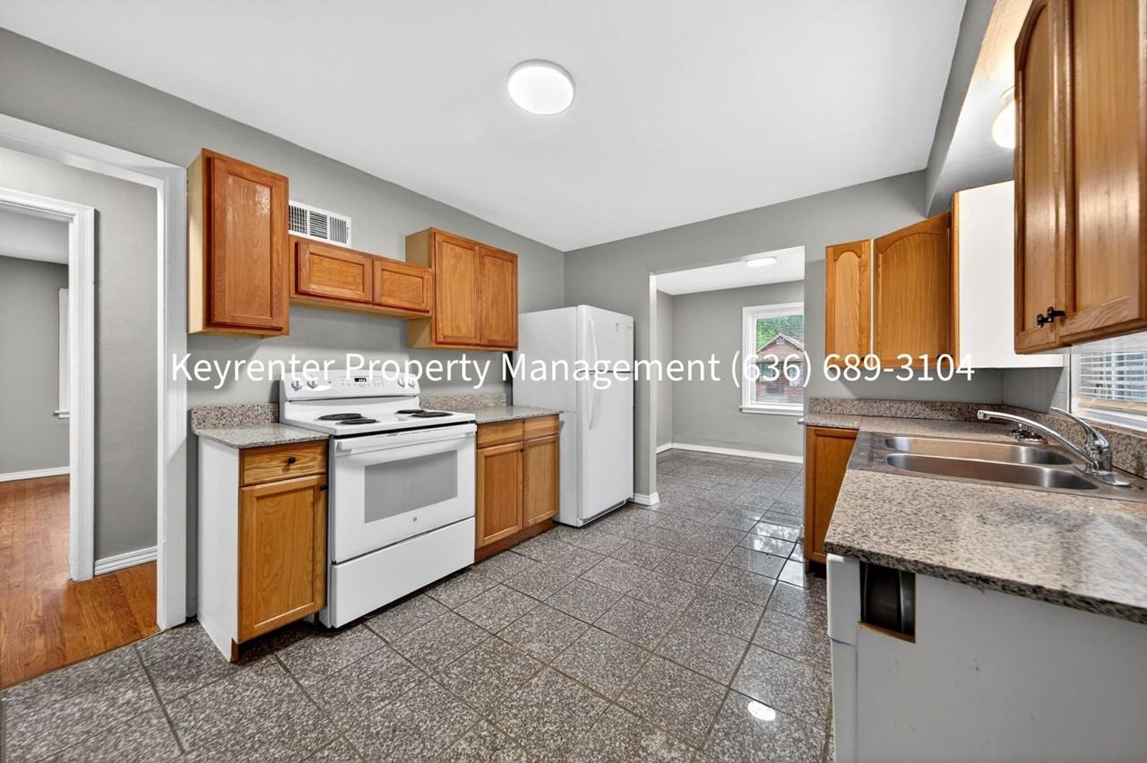 5936 Theodore Ave - Photo 6 of 33