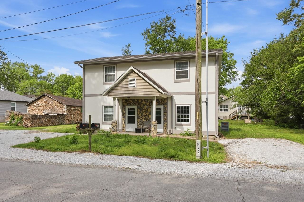 1003 Orchard St - Photo 3 of 26