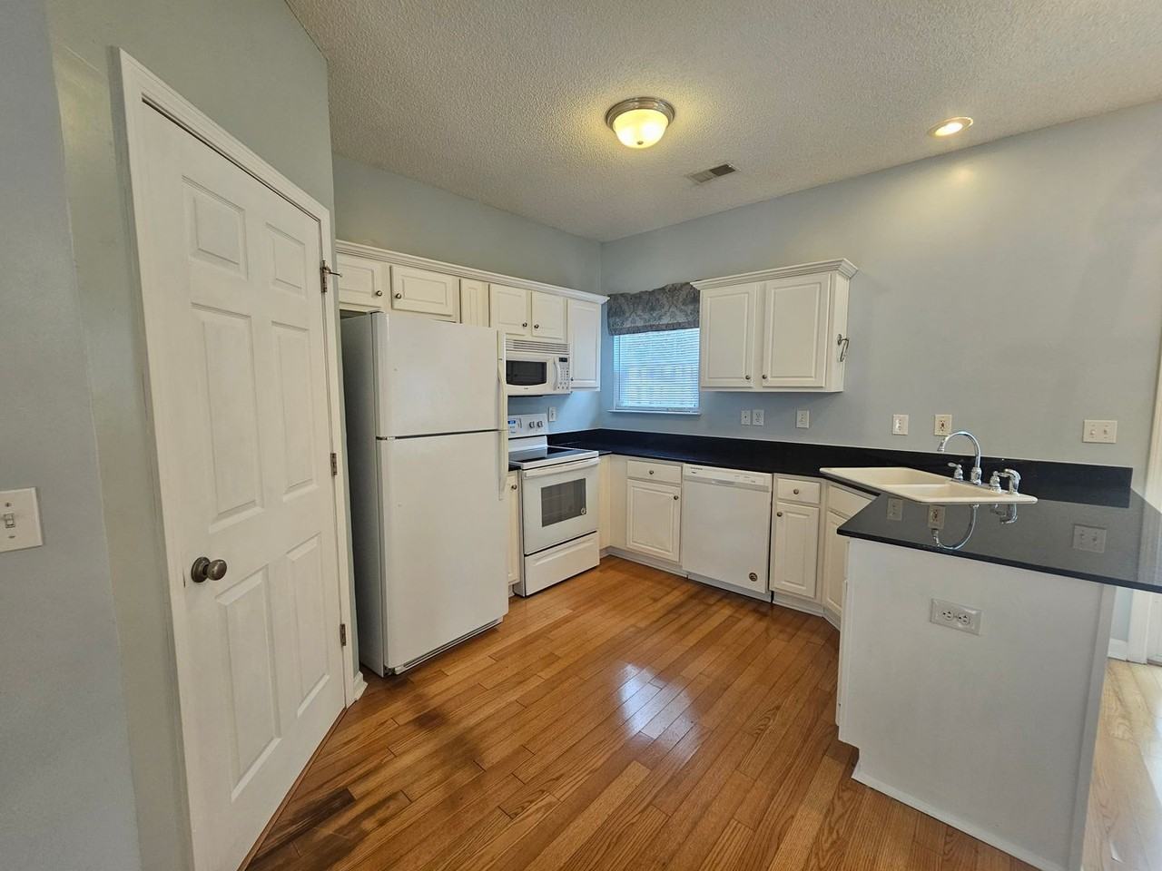 104 Tuscany Ct - Photo 4 of 18