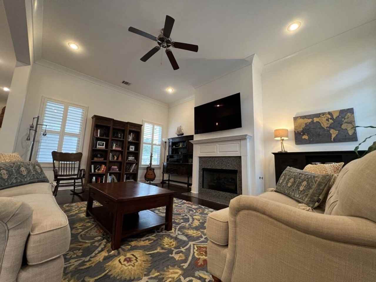 1142 Memorial Sq - Photo 5 of 50
