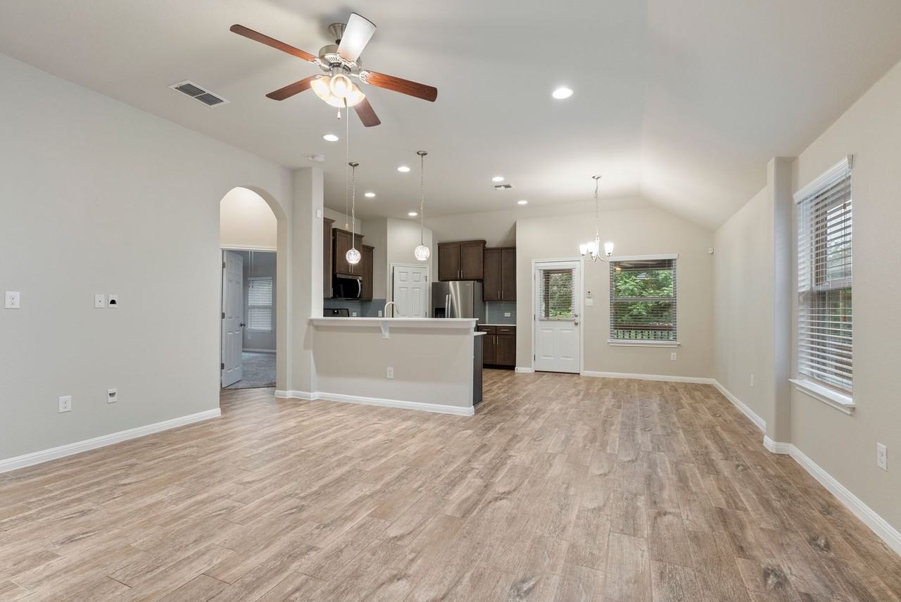 1316 Goldilocks Ln - Photo 3 of 20