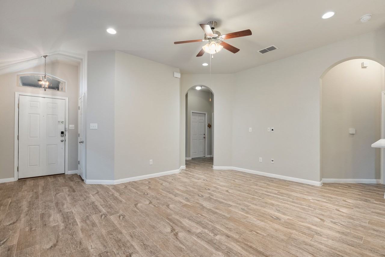 1316 Goldilocks Ln - Photo 4 of 20