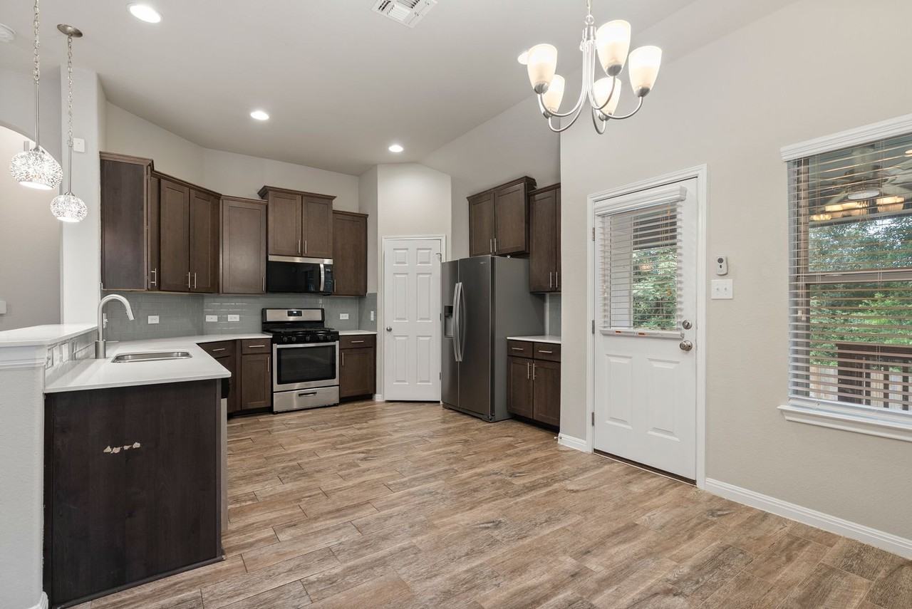 1316 Goldilocks Ln - Photo 5 of 20