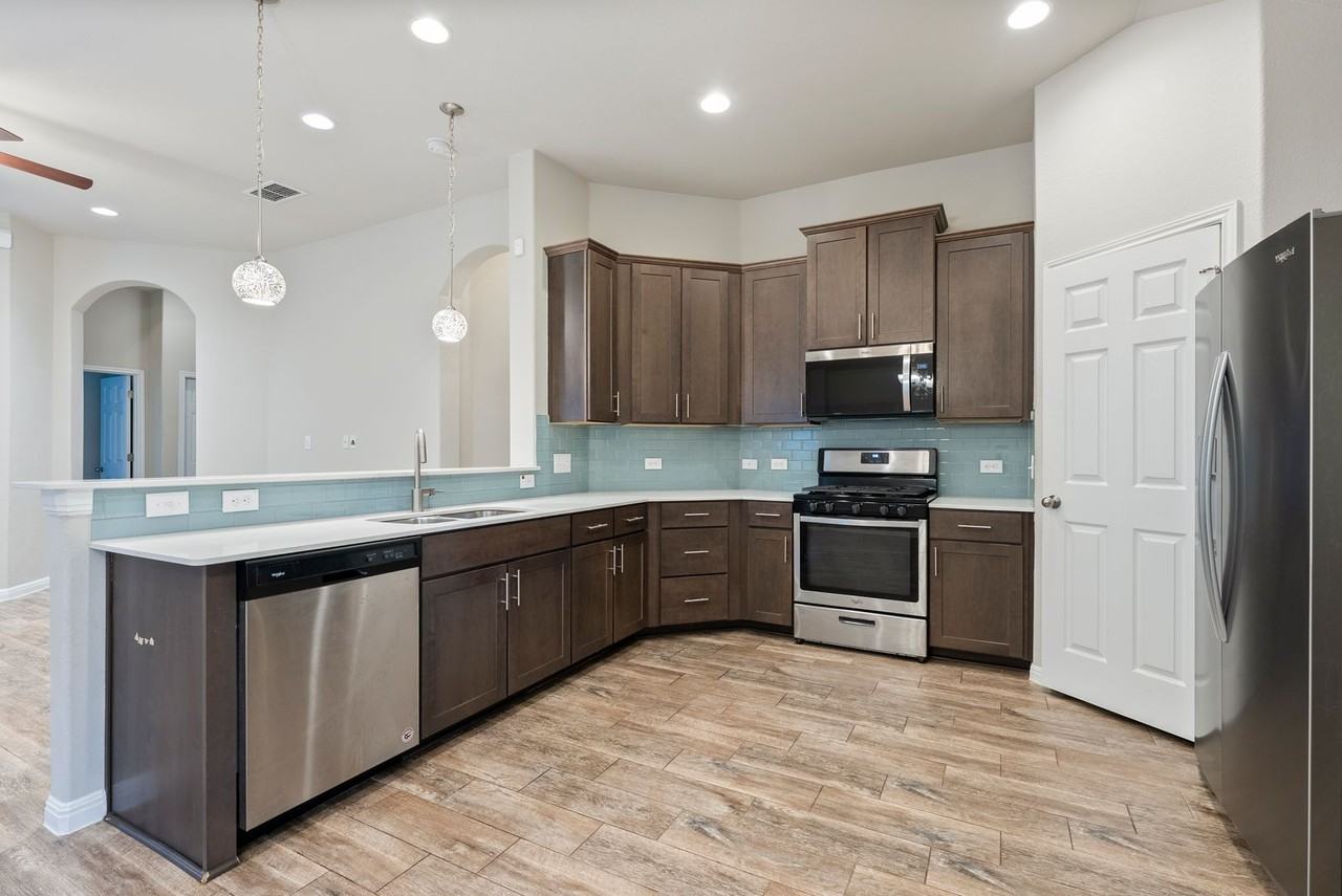 1316 Goldilocks Ln - Photo 6 of 20