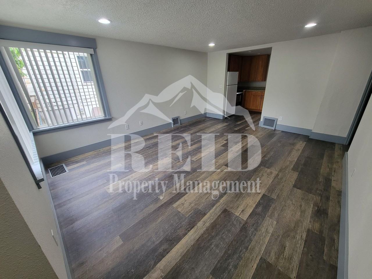 1212 Evans Ave W - Photo 4 of 36