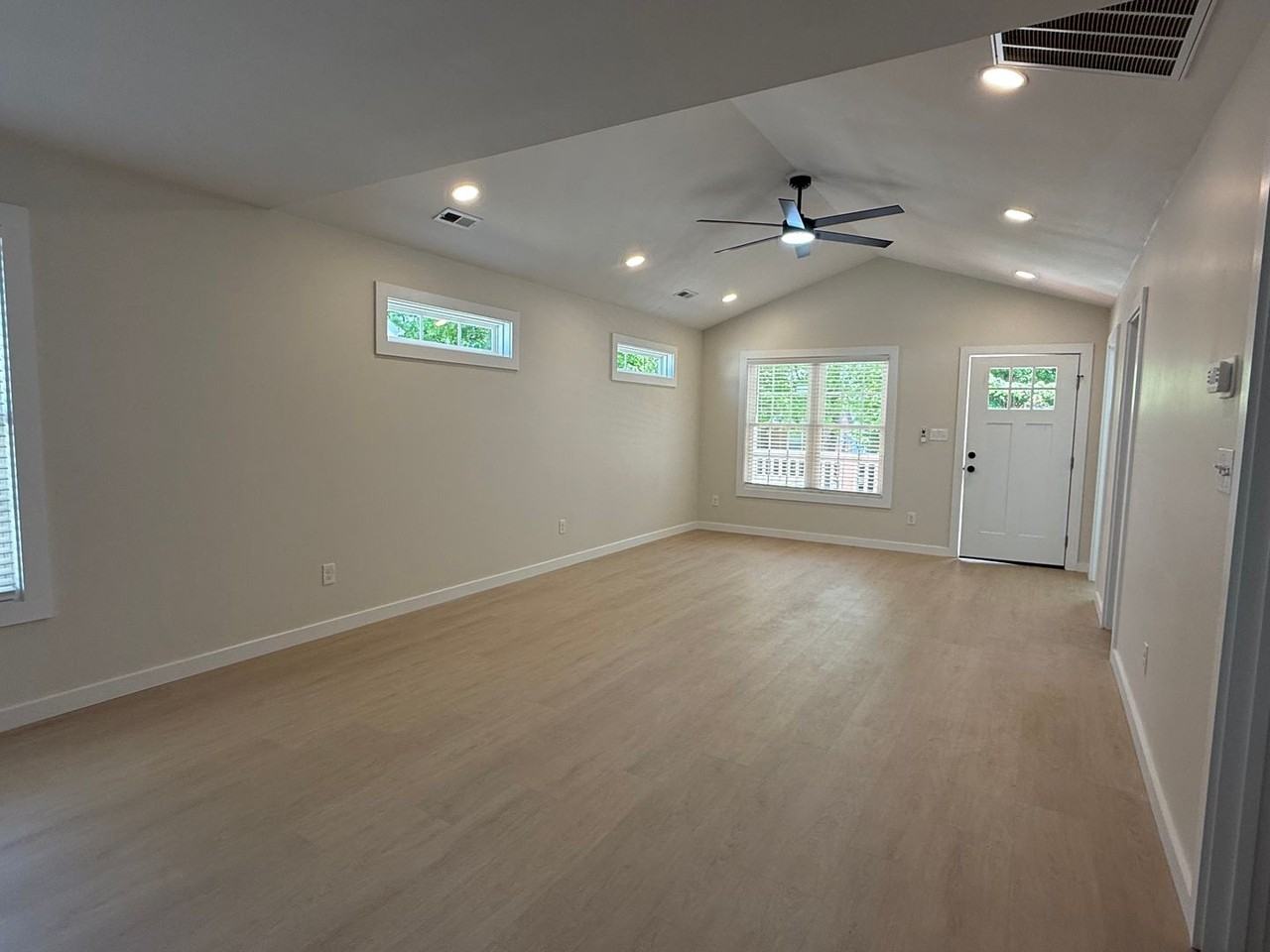 3323 Collingwood St Ne - Photo 3 of 27