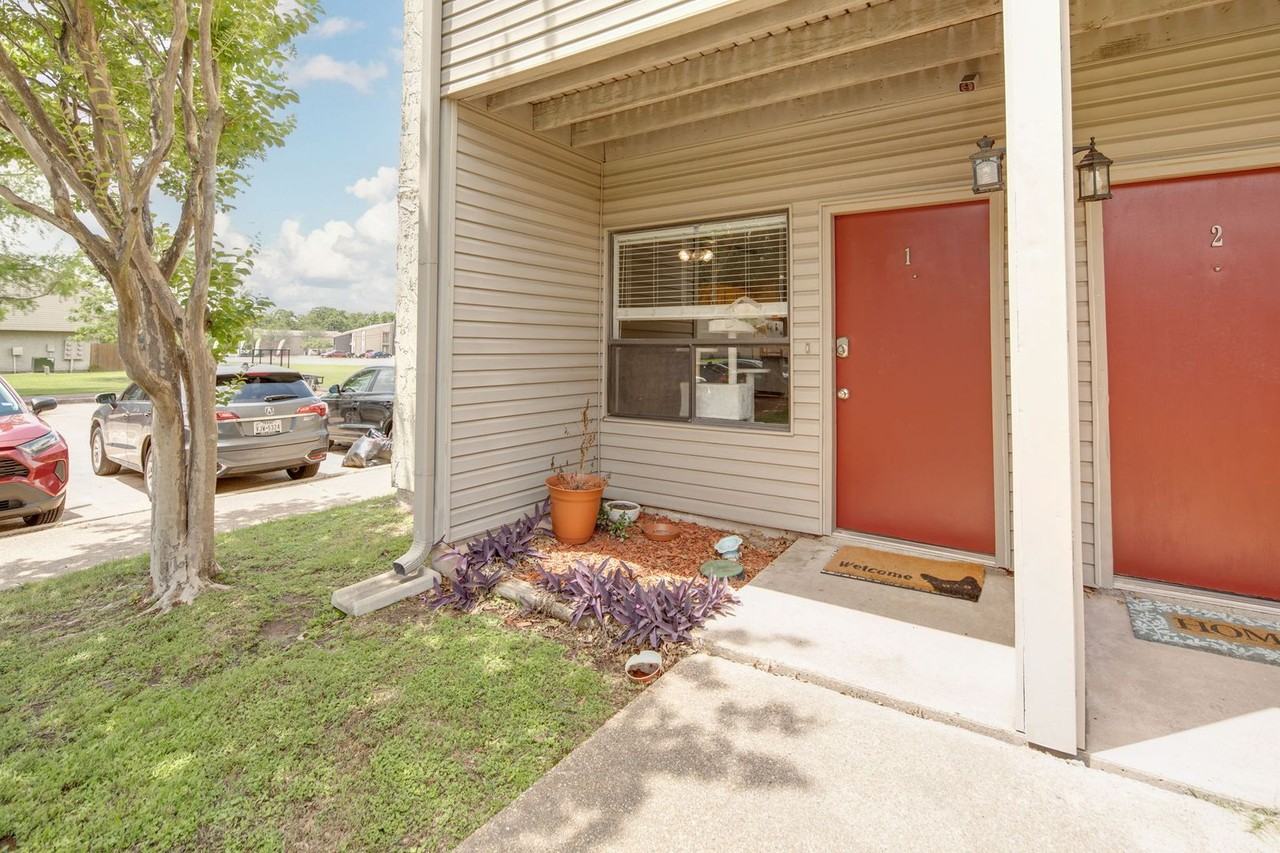 1900 Dartmouth St #G1 - Photo 3 of 18