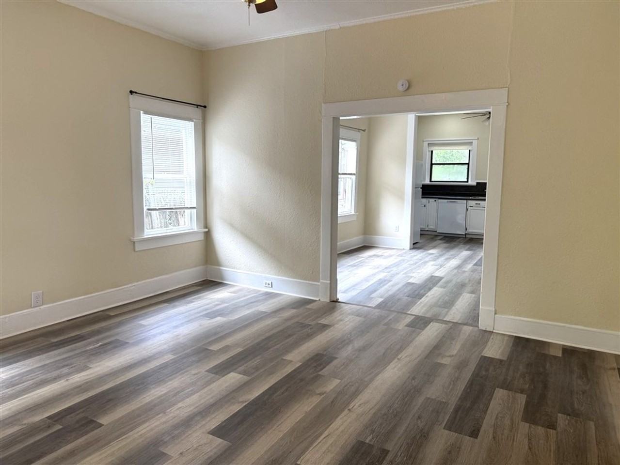 406 College St - Photo 2 of 41