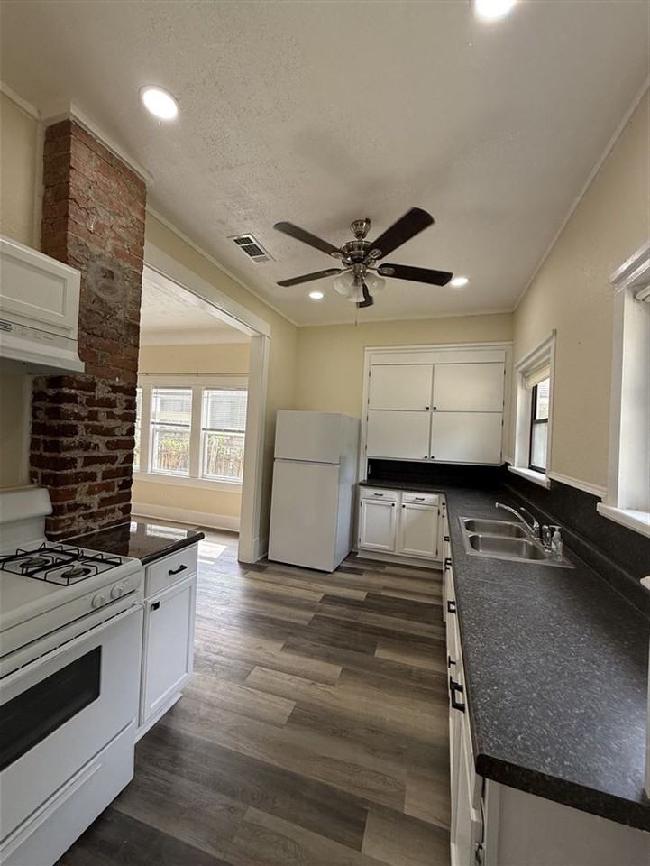 406 College St - Photo 3 of 41