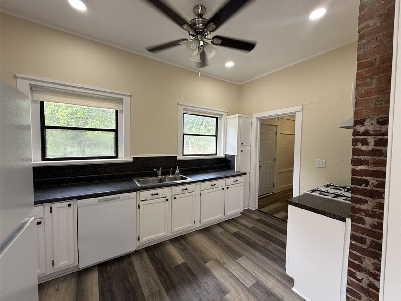 406 College St - Photo 4 of 41