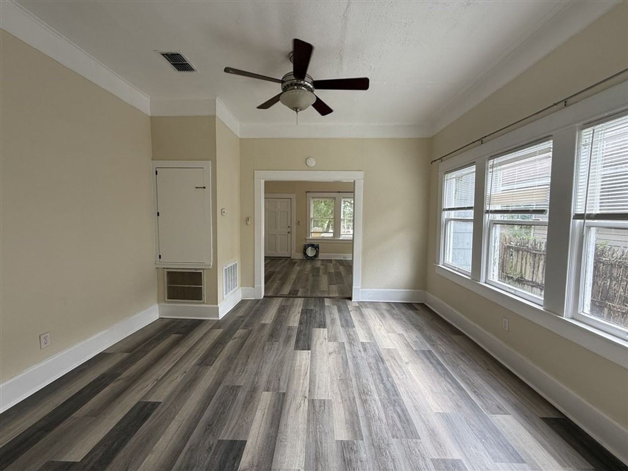 406 College St - Photo 5 of 41