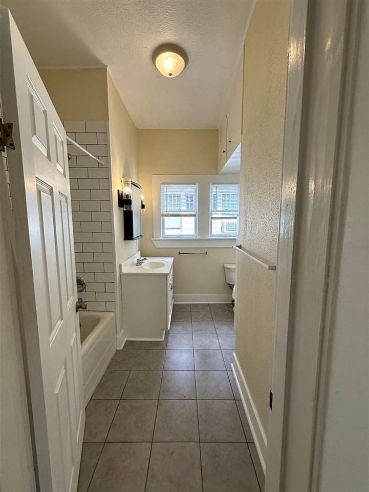 406 College St - Photo 6 of 41