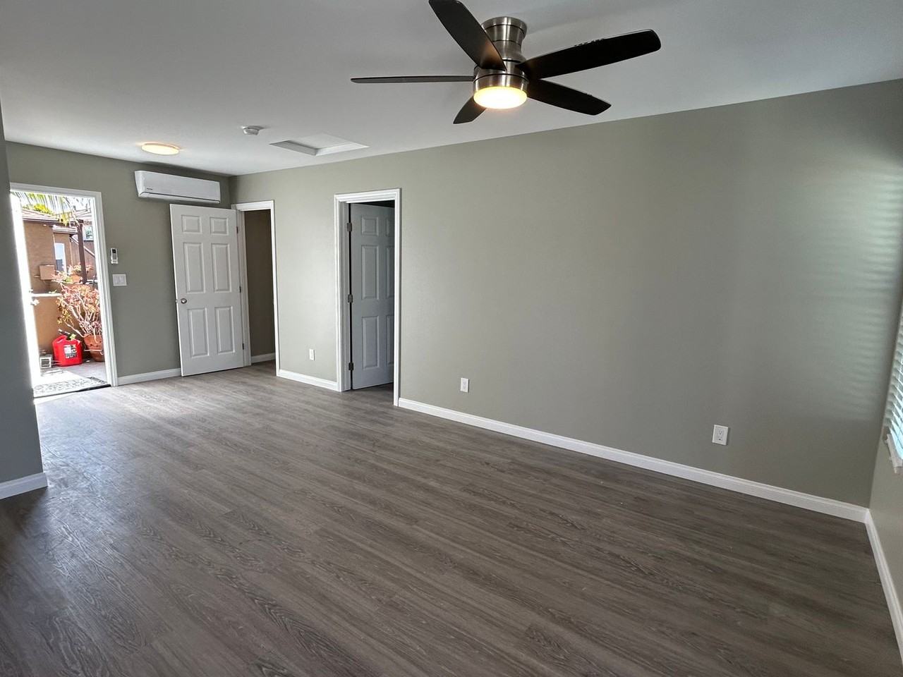 4671 Santa Monica Ave - Photo 2 of 17