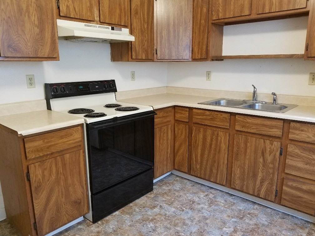 112 8th Ave W Apt D - Photo 2 of 9