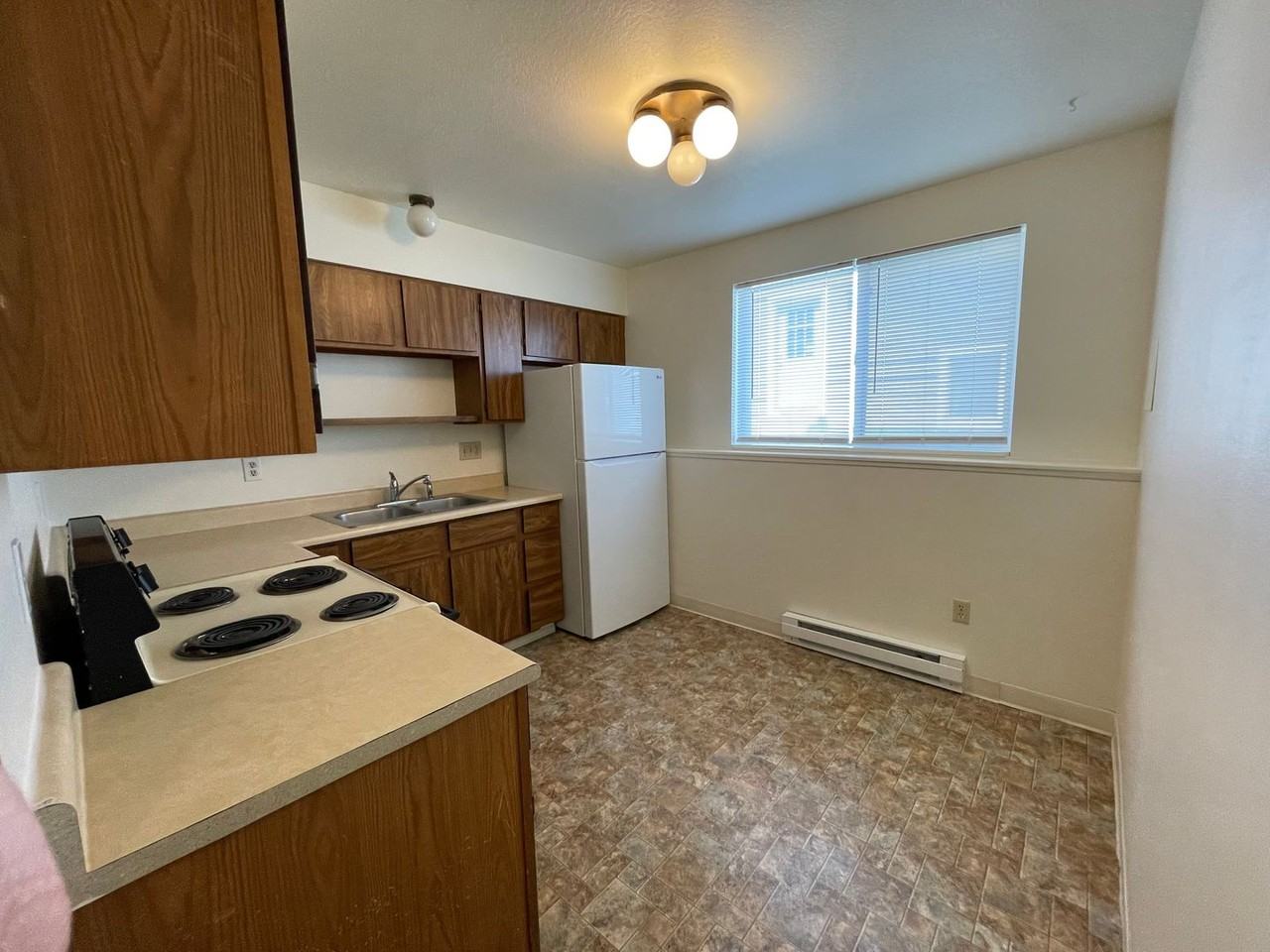 112 8th Ave W Apt D - Photo 3 of 9
