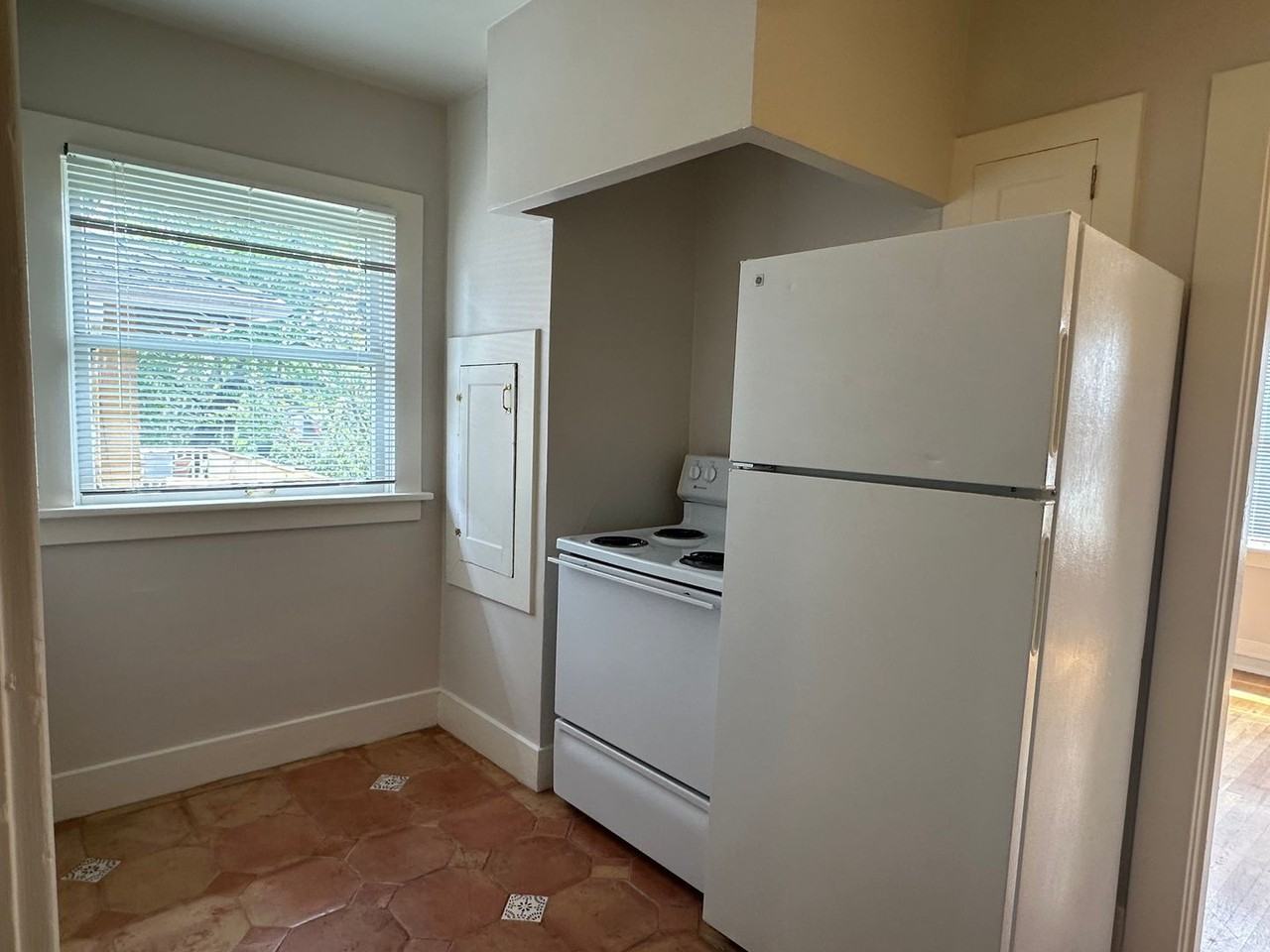 Santa Monica Apartments - Photo 6 of 21