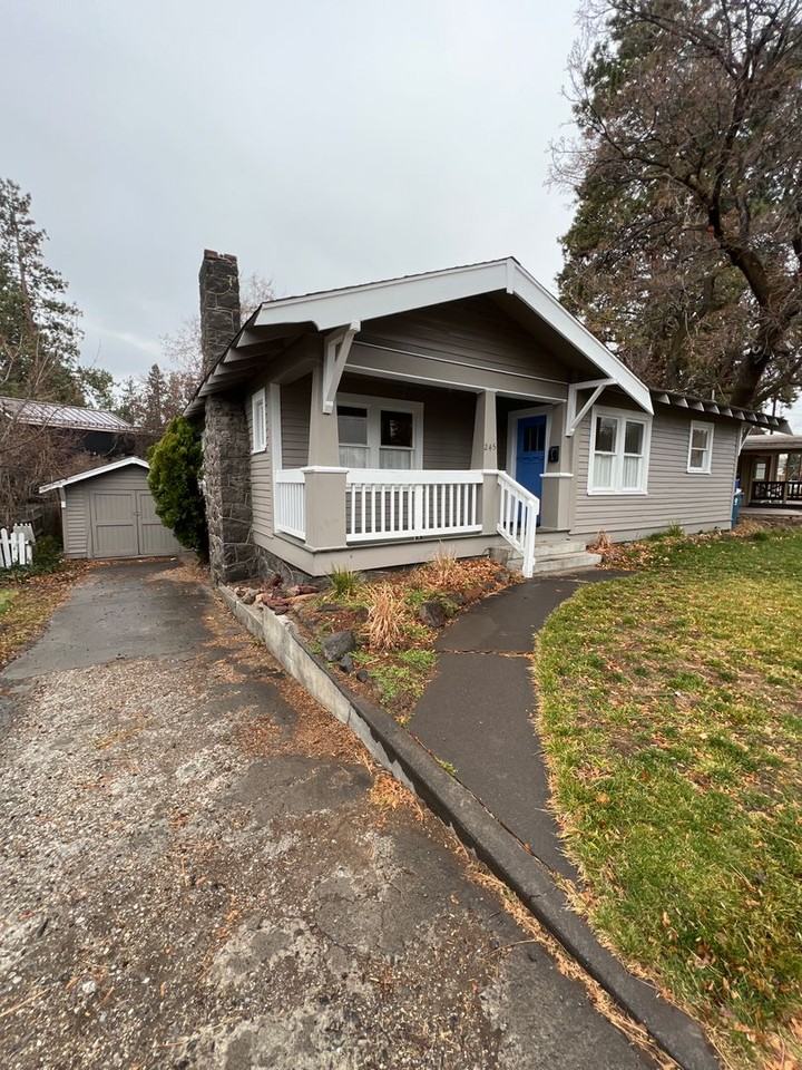 245 Nw Newport Ave - Photo 2 of 27