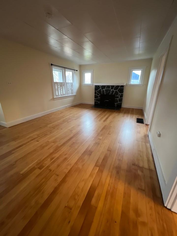 245 Nw Newport Ave - Photo 4 of 27
