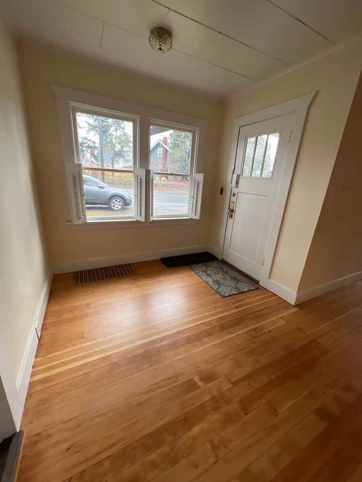 245 Nw Newport Ave - Photo 5 of 27