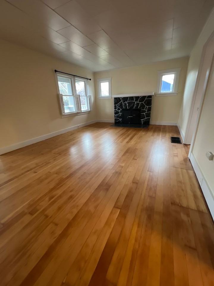 245 Nw Newport Ave - Photo 7 of 27