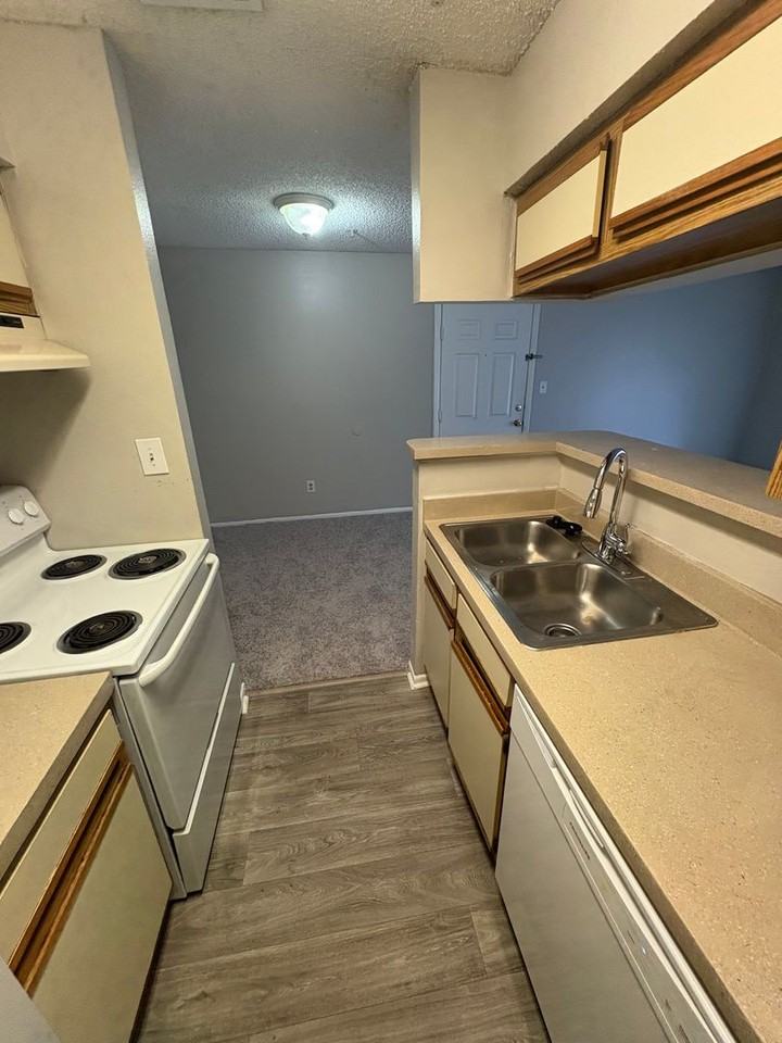 216 Afton Sq #104 - Photo 4 of 11