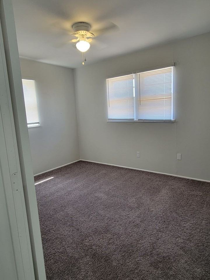 1819 Darden St - Photo 5 of 7