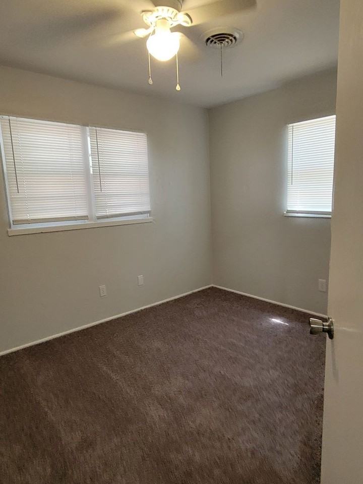 1819 Darden St - Photo 6 of 7
