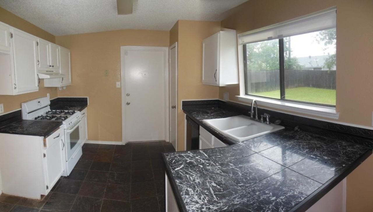 1611 West Ln - Photo 4 of 12