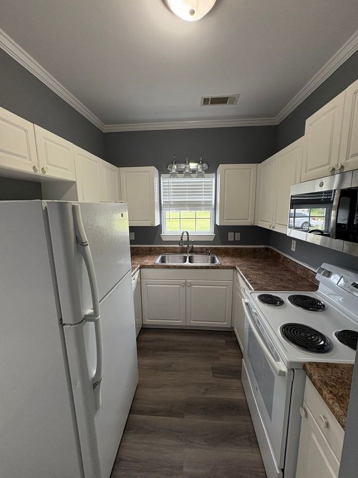245 Yvon St - Photo 4 of 14