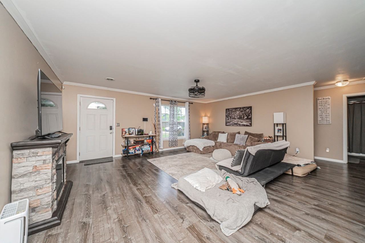321 Brookvalley Dr - Photo 5 of 25