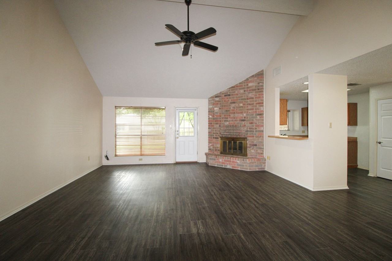 2505 Kline Cir - Photo 2 of 37