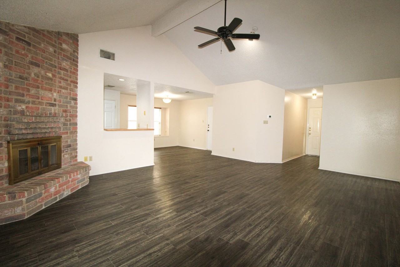 2505 Kline Cir - Photo 3 of 37