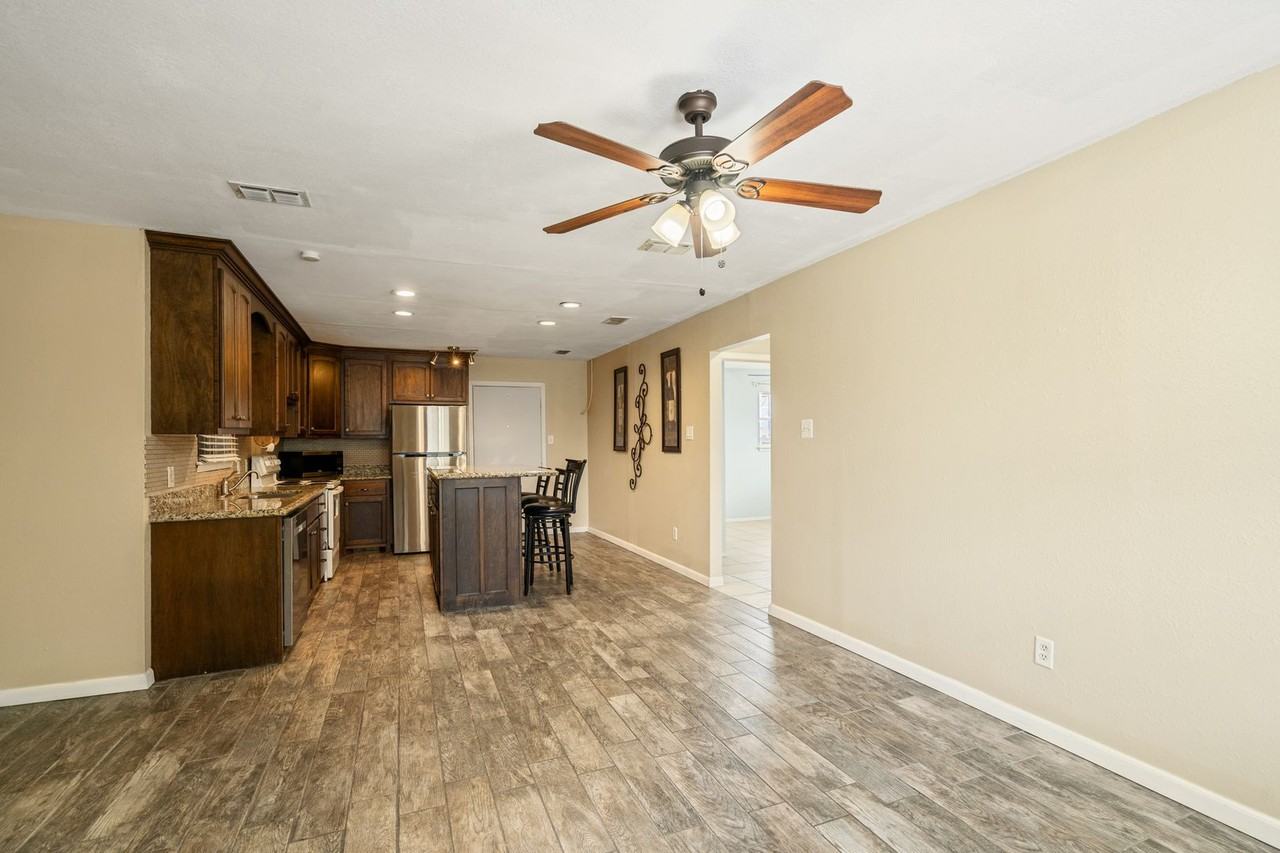104 Hackberry Ln - Photo 4 of 18