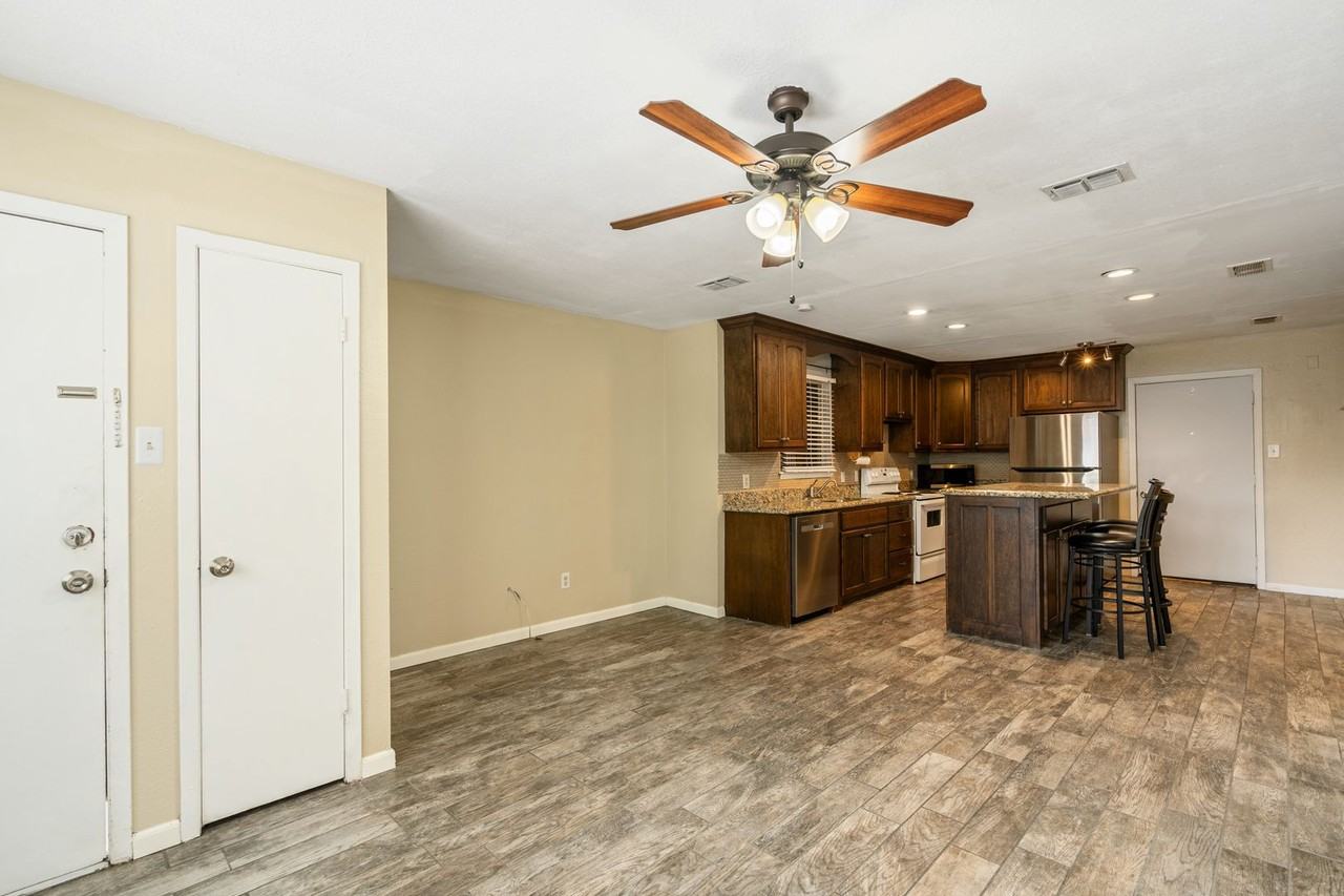 104 Hackberry Ln - Photo 5 of 18