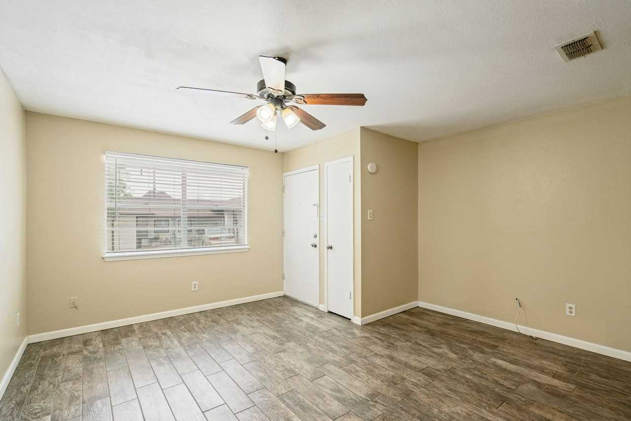 104 Hackberry Ln - Photo 6 of 18