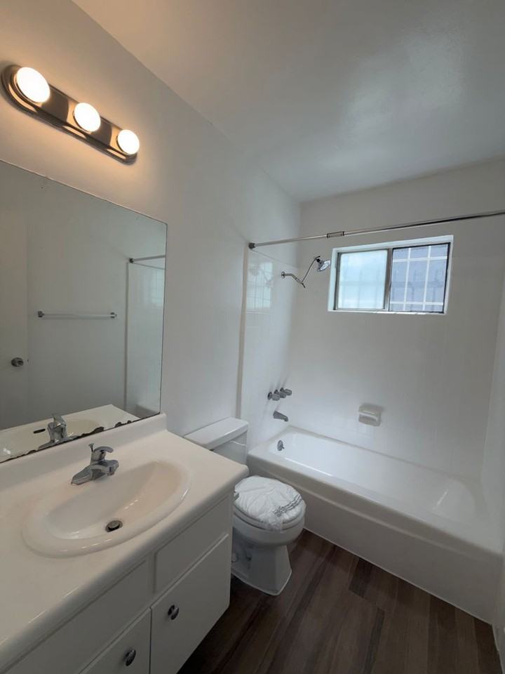 1184 W. 30th Street - Photo 3 of 16