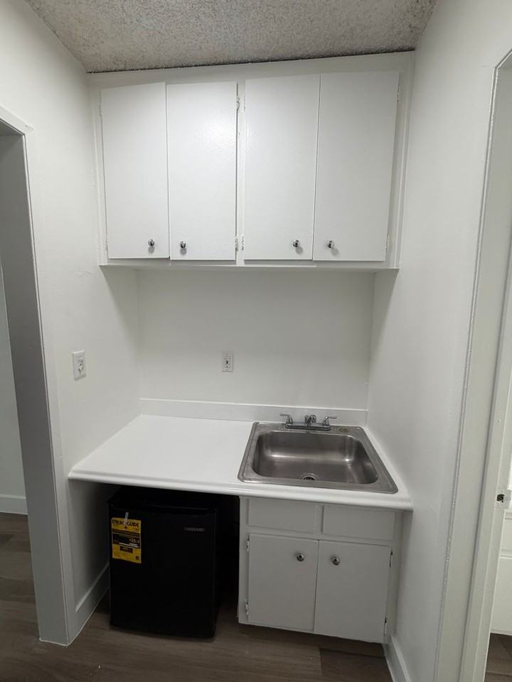 1184 W. 30th Street - Photo 4 of 16