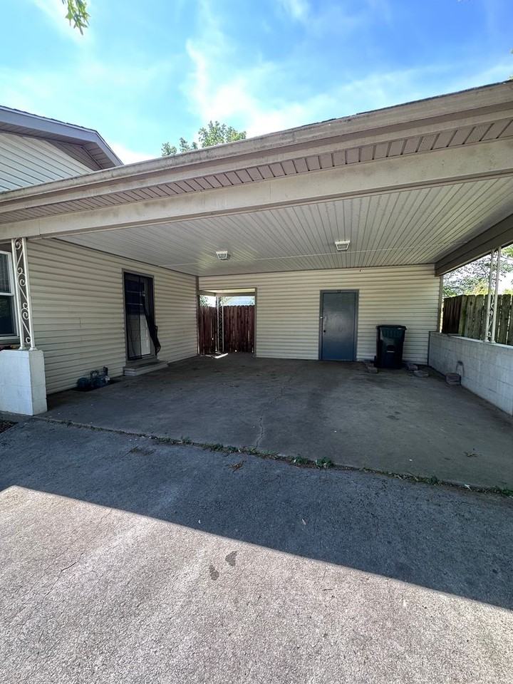 313 Ginnie Ln - Photo 2 of 13