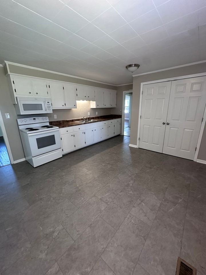 313 Ginnie Ln - Photo 6 of 13