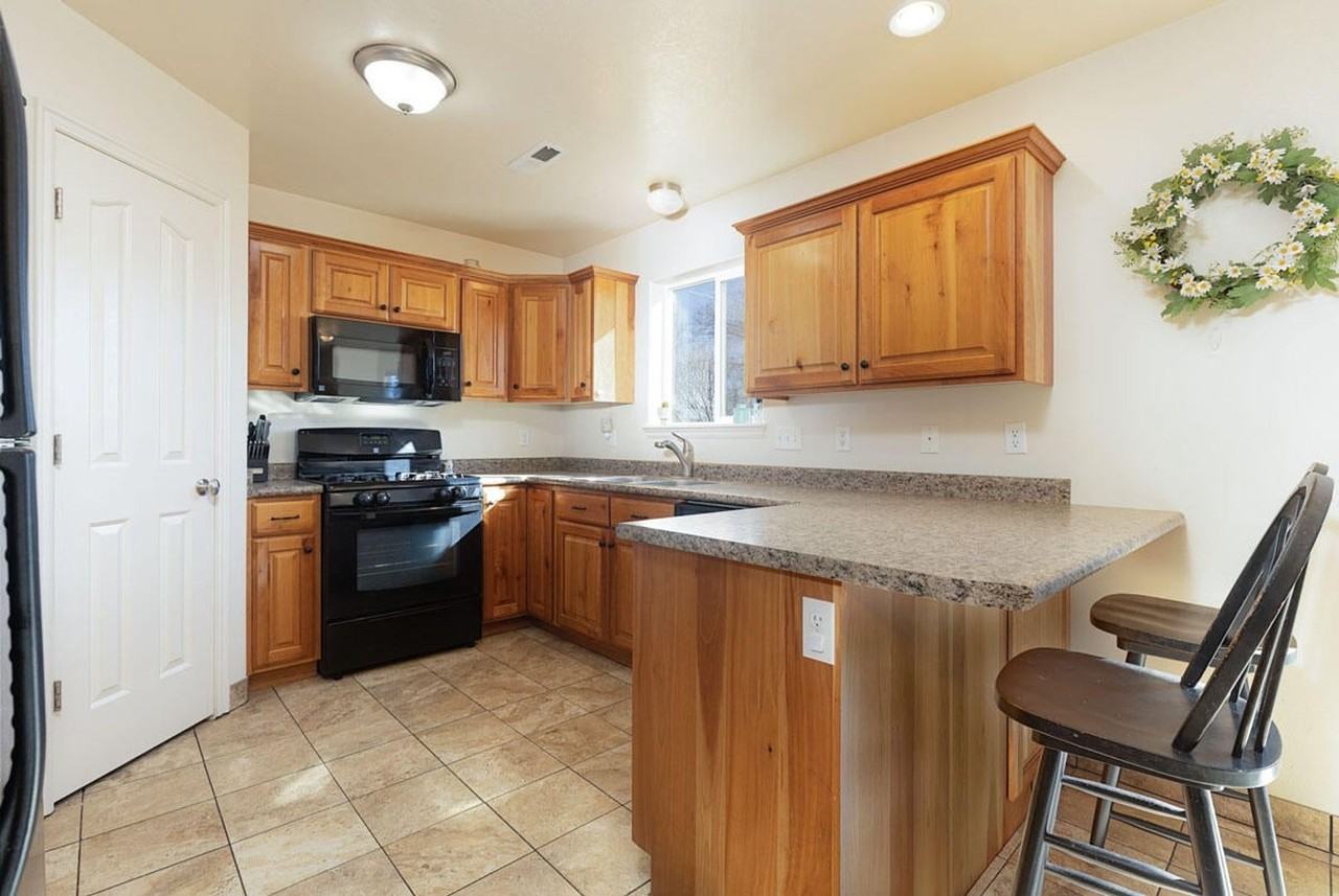 2856 N Clark Pkwy - Photo 2 of 17