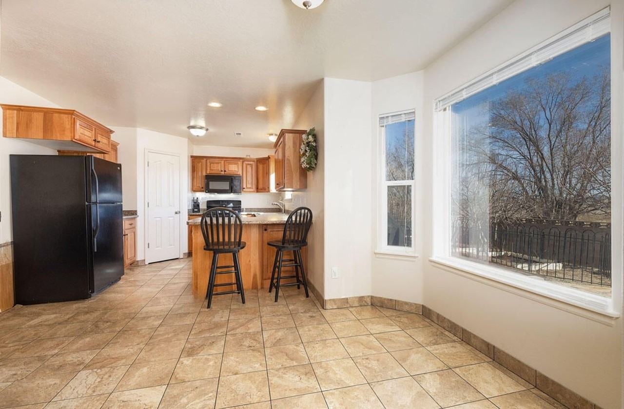 2856 N Clark Pkwy - Photo 3 of 17