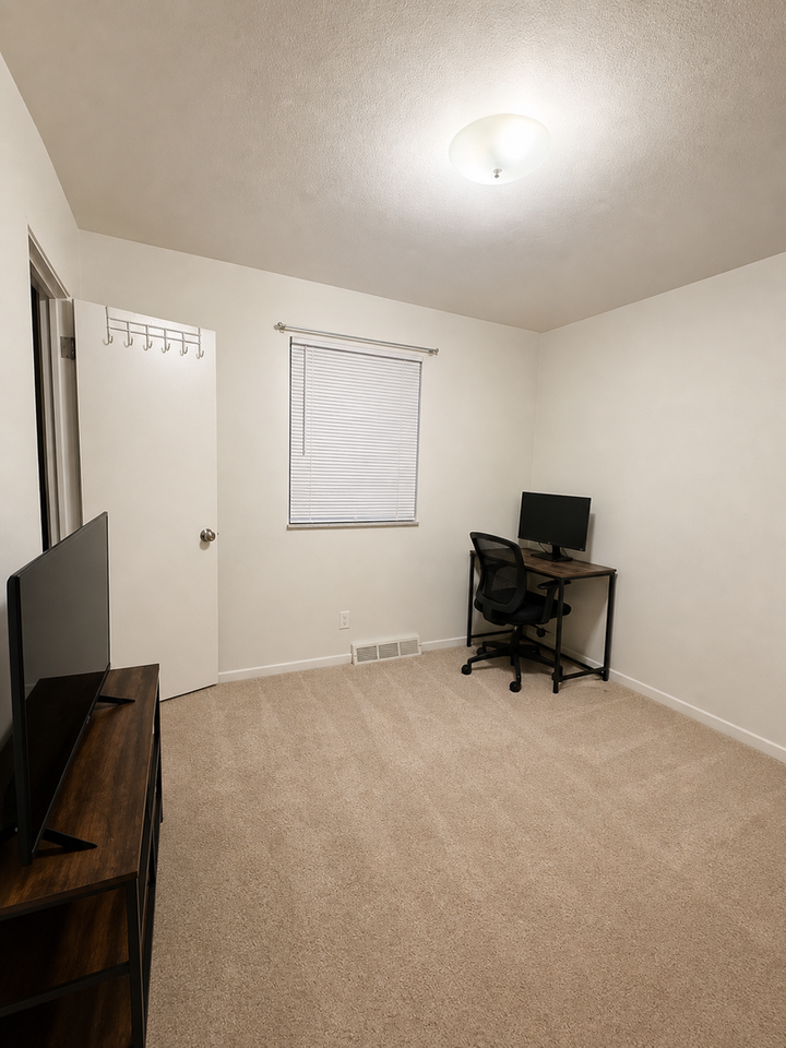 6105 W Washington St - Photo 4 of 10