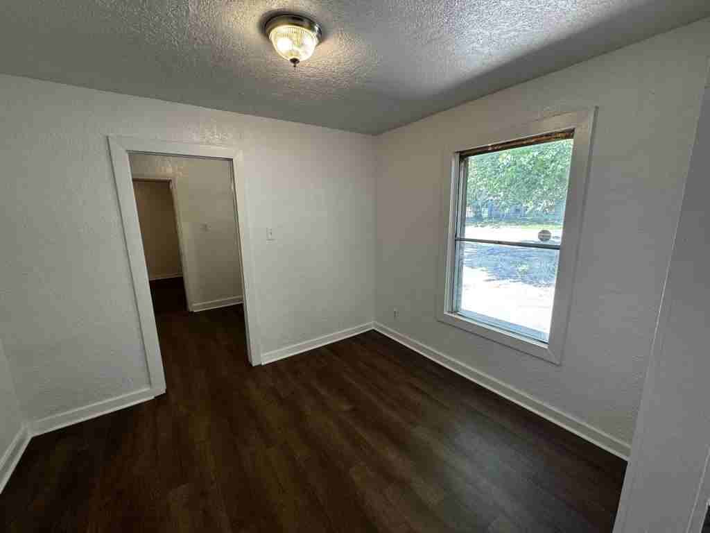 2313 B St Ne - Photo 3 of 16