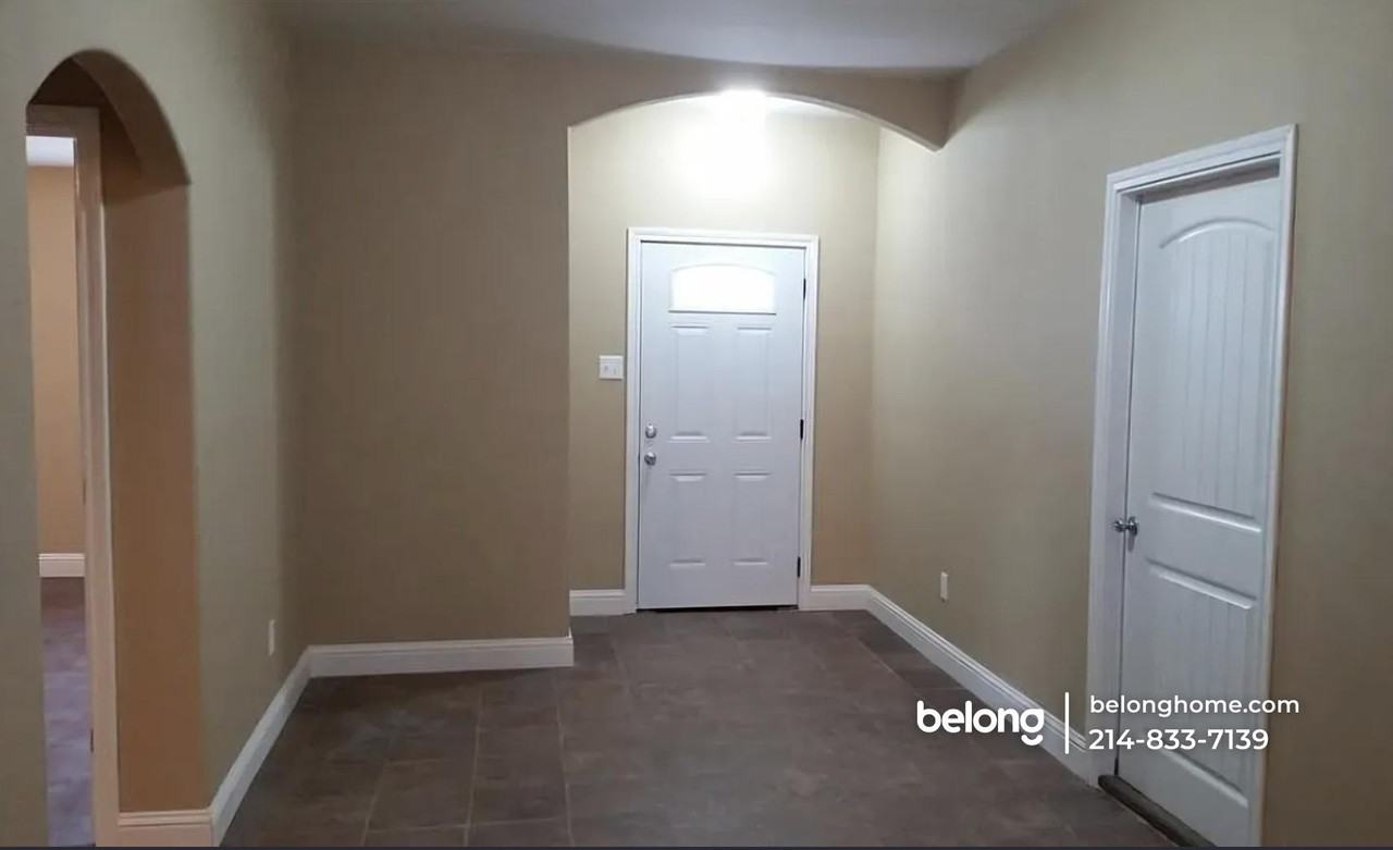 9704 Santa Monica Dr - Photo 3 of 5