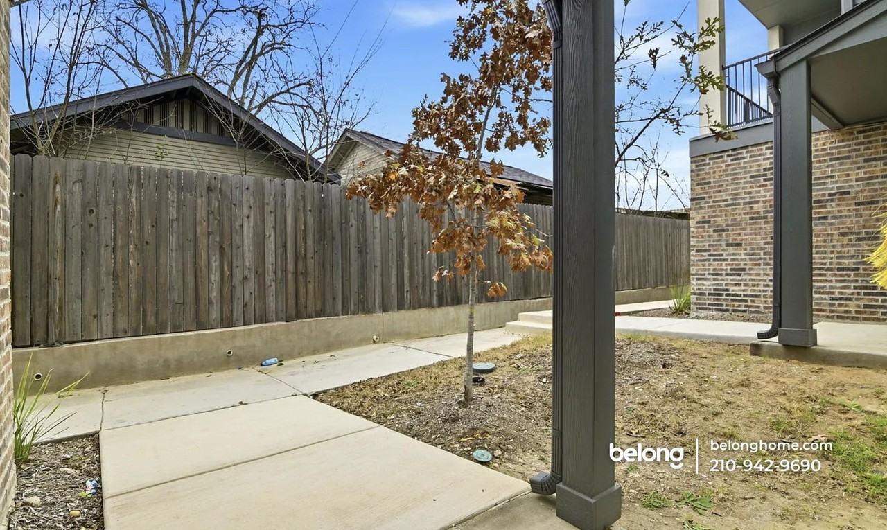 411 Ira Ave - Photo 2 of 16