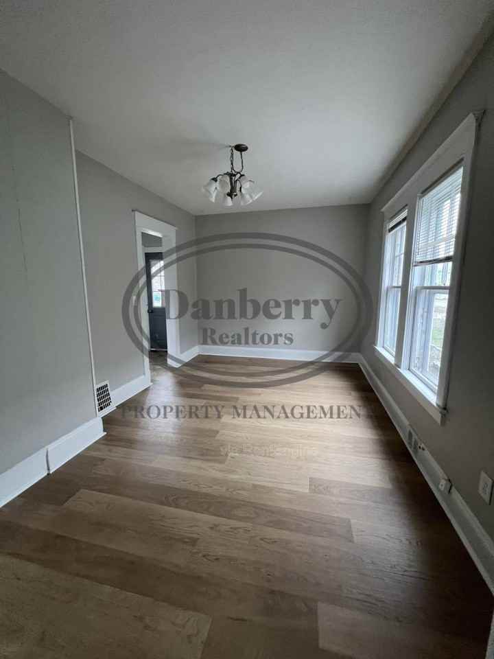 1305 Mott Ave - Photo 3 of 10