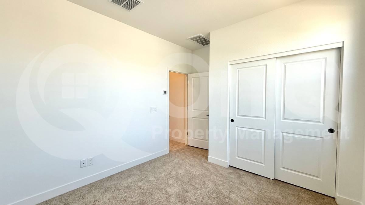 10207 W Crittenden Ln - Photo 3 of 10