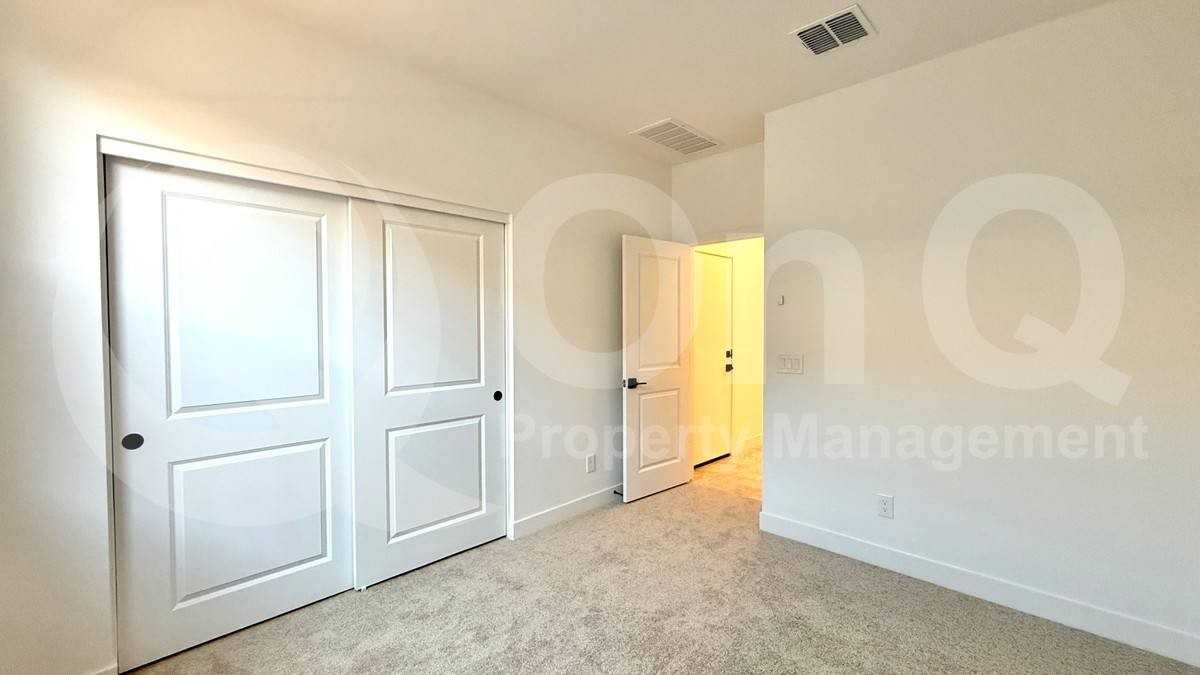 10207 W Crittenden Ln - Photo 7 of 10